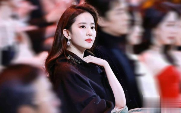 漢崋资本 刘诗诗缺席Vogue金九，85花时尚格局洗牌，独美是无奈还是清醒？