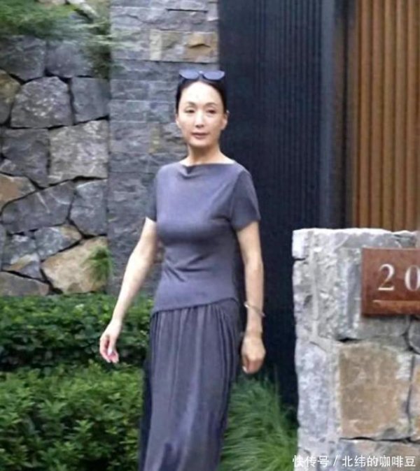 掌牛宝 当红时嫁到美国，定居纽约多年，59岁还坚持健身，身材保持的很好